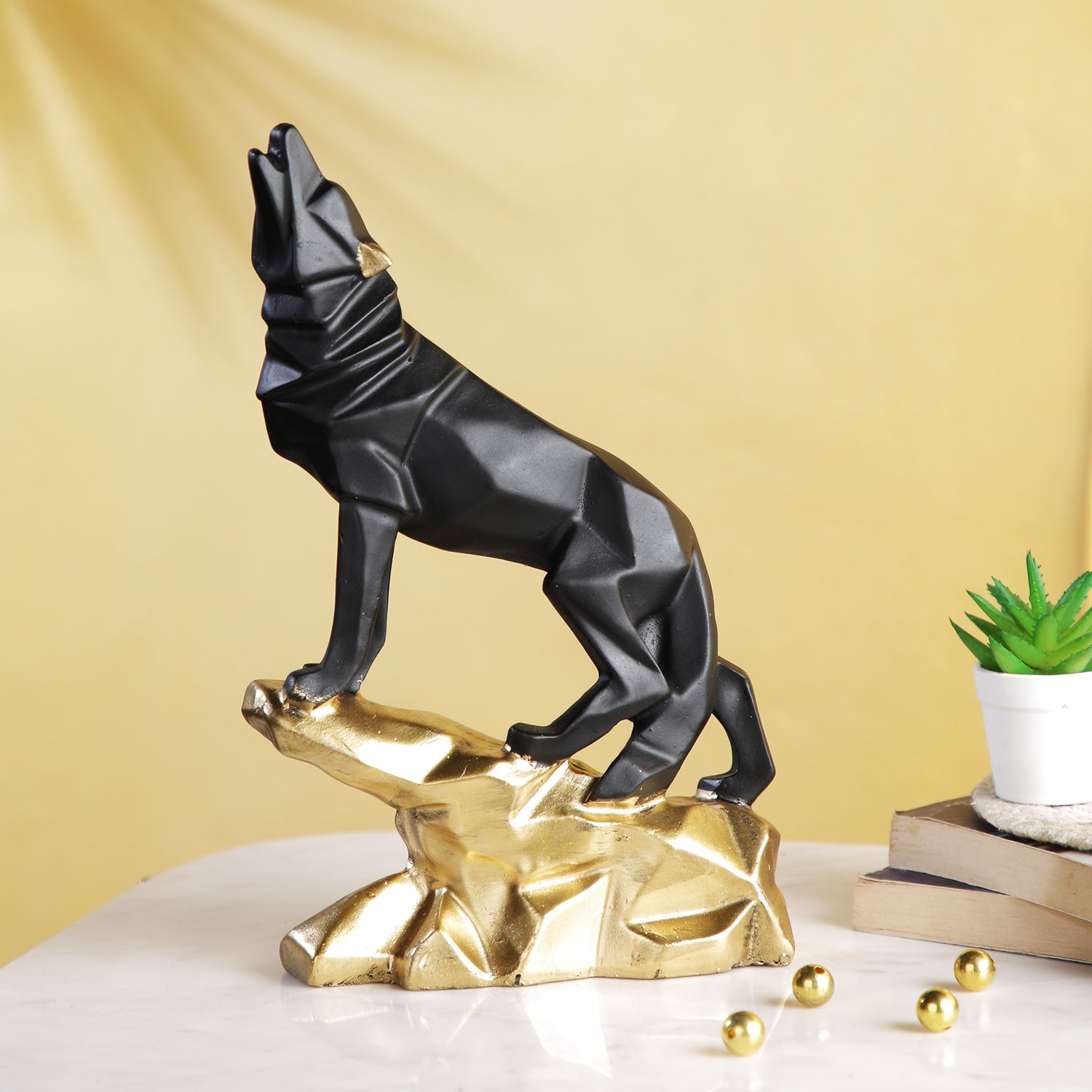 Resin Geometric Wolf Decorative Showpiece